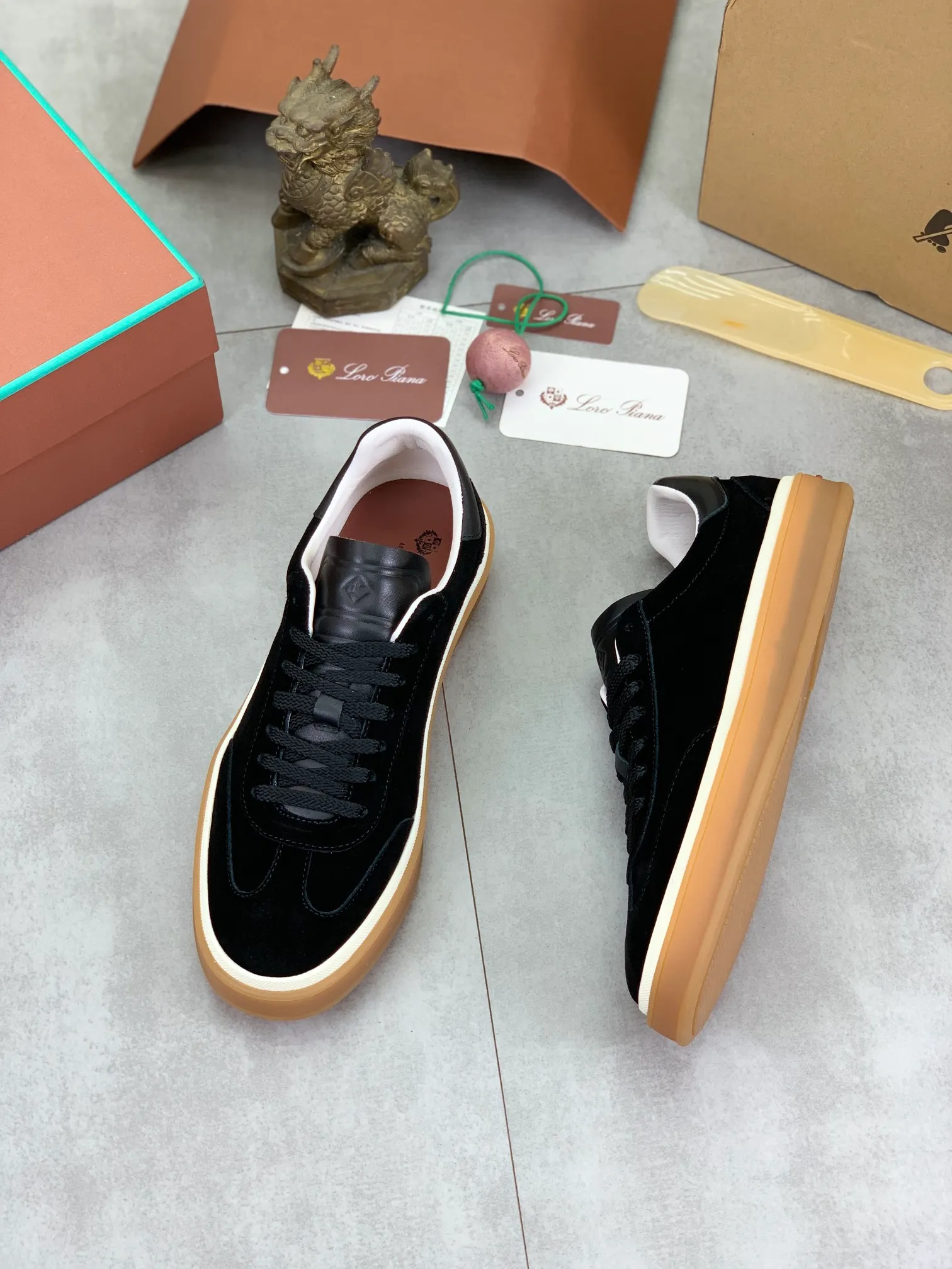 Men's Men's Shoes 💰P540 New 💰High Quality Loro Piana 💯Top Authentic Grade💯Buy the original 1:1 copy💯 Founded the existing Loro Piana company on April 24, 1924. It is now the sixth generation of family business, providing top quality products to customers who are discerning in taste and quality. Imported original fabrics, made of plain calfskin lining. Hand-sewn threads with cowhide feet. Original packaging. Size: 38-45. 7⃣️ colors available.